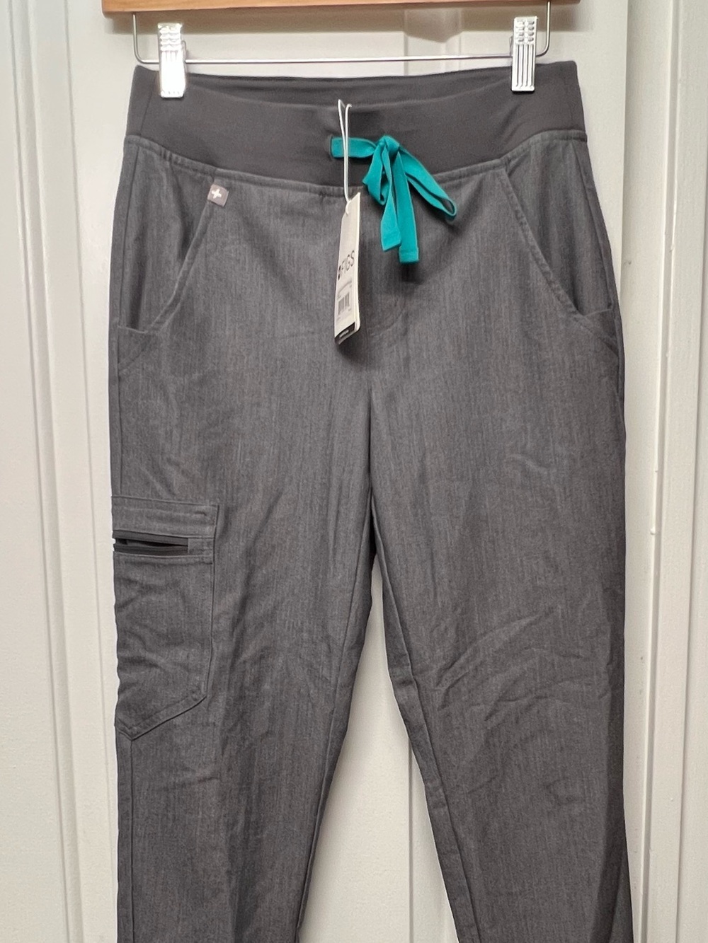 XXS and NWT, Figs Women’s Zamora Joggers in Graphite